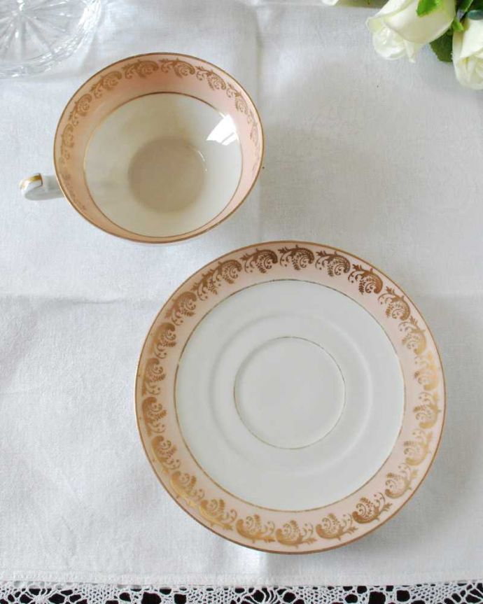 アンティーク 陶磁器の雑貨　アンティーク雑貨　優しい桜色にゴールドの模様が輝くフランスのアンティークカップ＆ソーサー。上から見るとこんな感じです状態のいいものだけを選んでいますが、アンティークなのでキズや欠けがある場合があります。(h-813-z-5)