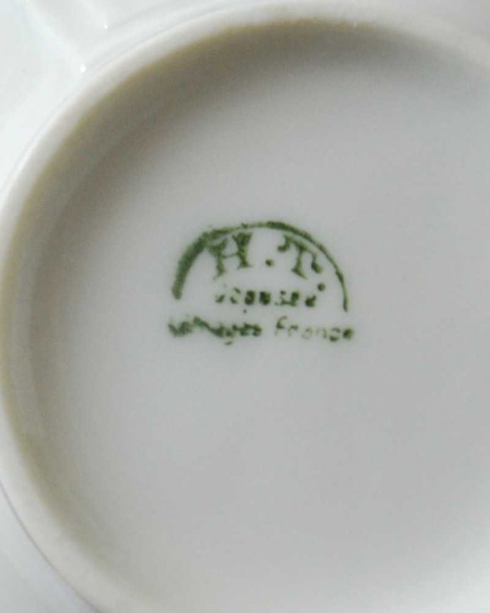 アンティーク 陶磁器の雑貨　アンティーク雑貨　優しい桜色にゴールドの模様が輝くフランスのアンティークカップ＆ソーサー。裏側には品質の証製造メーカー保証の意味がこもった窯印、ポーセリンマークがあります。(h-813-z-5)