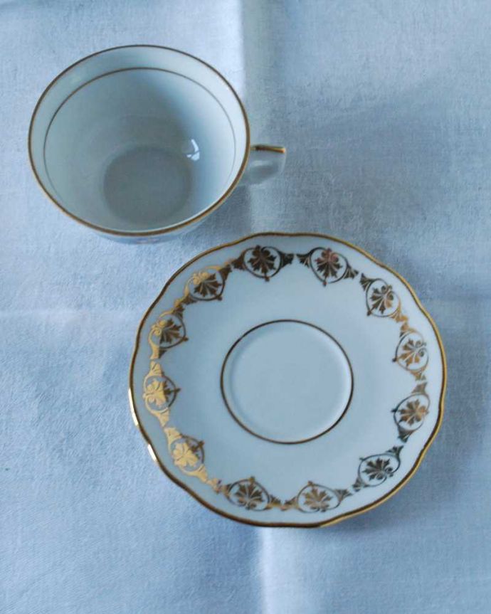 アンティーク 陶磁器の雑貨 アンティーク雑貨 フランスで見つけた美しい女性のアンティークカップ&ソーサー。上から見るとこんな感じです状態のいいものだけを選んでいますが、アンティークなのでキズや欠けがある場合があります。(h-824-z)