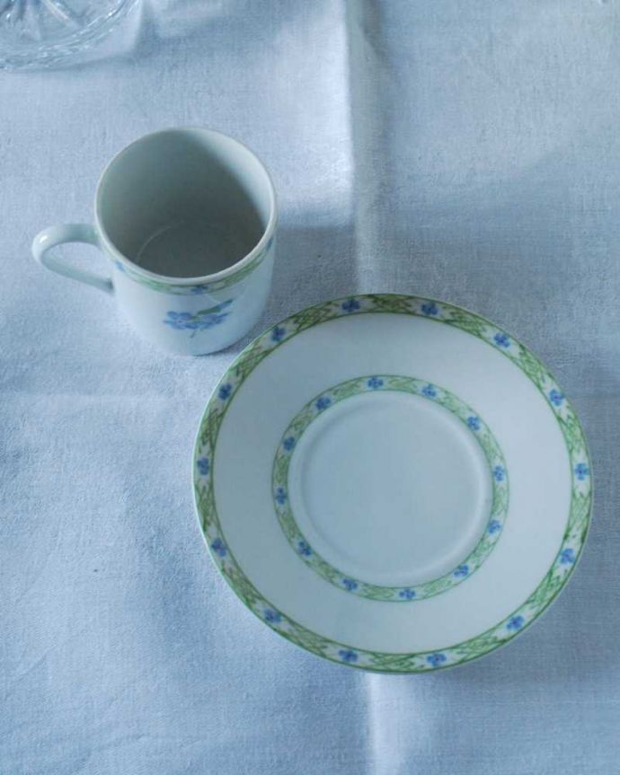 アンティーク 陶磁器の雑貨　アンティーク雑貨　フランスで見つけた水色のお花のアンティークカップ＆ソーサー。上から見るとこんな感じです状態のいいものだけを選んでいますが、アンティークなのでキズや欠けがある場合があります。(h-825-z)