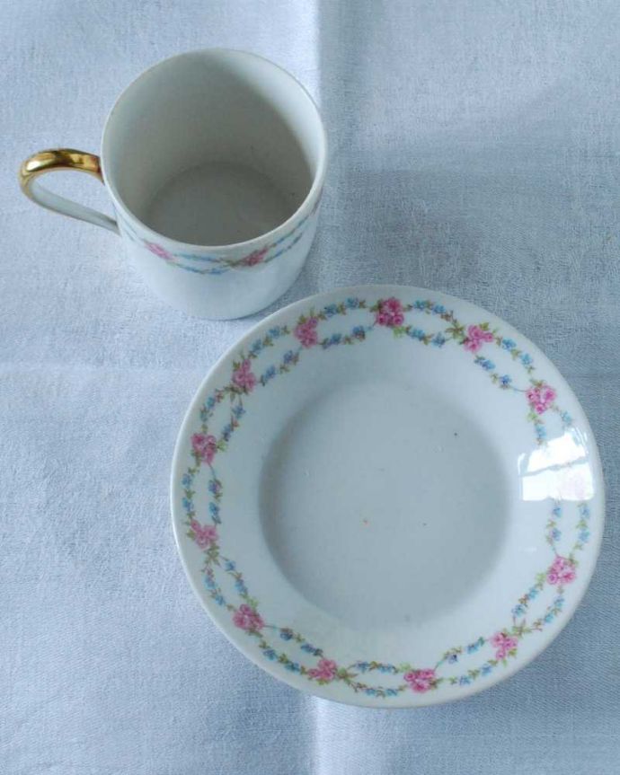 アンティーク 陶磁器の雑貨　アンティーク雑貨　フランスで見つけたお花のガーランドが可愛いリモージュのアンティークカップ＆ソーサー 。上から見るとこんな感じです状態のいいものだけを選んでいますが、アンティークなのでキズや欠けがある場合があります。(h-828-z)