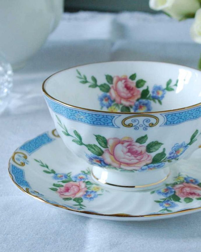 アンティーク 陶磁器の雑貨　アンティーク雑貨　ピンクバラがエレガント、イギリスから届いたアンティークカップ＆ソーサー 。飾って使って楽しむ小さなアンティークアンティークでしか手に入れることが出来ない美しい模様のカップ＆ソーサー。(h-831-z)