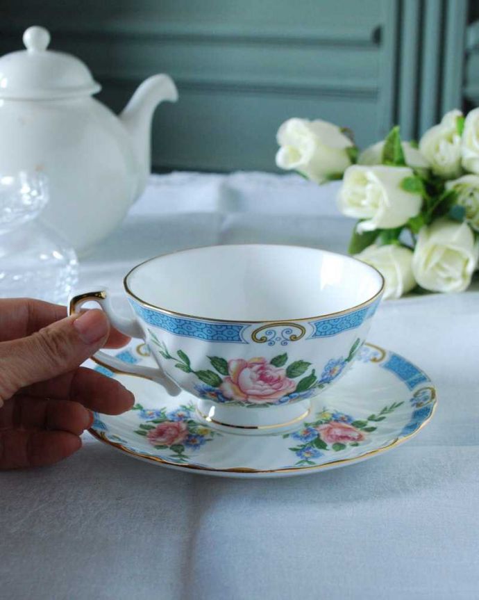 アンティーク 陶磁器の雑貨　アンティーク雑貨　ピンクバラがエレガント、イギリスから届いたアンティークカップ＆ソーサー 。お茶の時間をもっと優雅に･･･眺めているだけじゃもったいないので、実用的に使って下さい。(h-831-z)