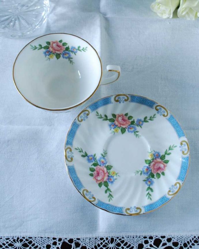 アンティーク 陶磁器の雑貨　アンティーク雑貨　ピンクバラがエレガント、イギリスから届いたアンティークカップ＆ソーサー 。上から見るとこんな感じです状態のいいものだけを選んでいますが、アンティークなのでキズや欠けがある場合があります。(h-831-z)