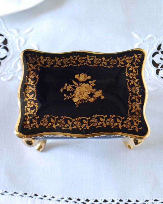 アンティーク 陶磁器の雑貨　アンティーク雑貨　金彩が華やかなフランスで見つけたリモージュのジュエリーケース。絵になる美しさ何も入れなくても、絵になる美しいフォルム。(h-833-z)