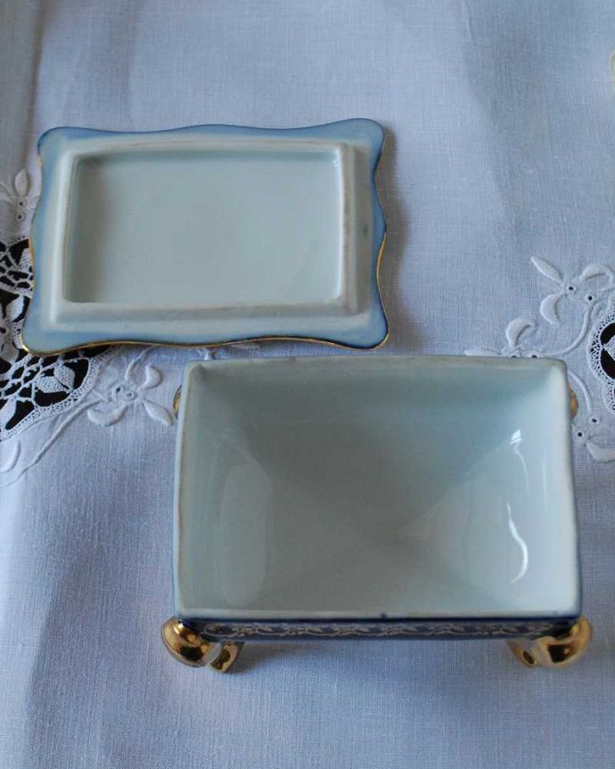 アンティーク 陶磁器の雑貨　アンティーク雑貨　金彩が華やかなフランスで見つけたリモージュのジュエリーケース。中はこんな感じですアンティークのため、多少の欠け・傷がある場合がありますが、使用上問題はありませんので、ご了承下さい。(h-833-z)