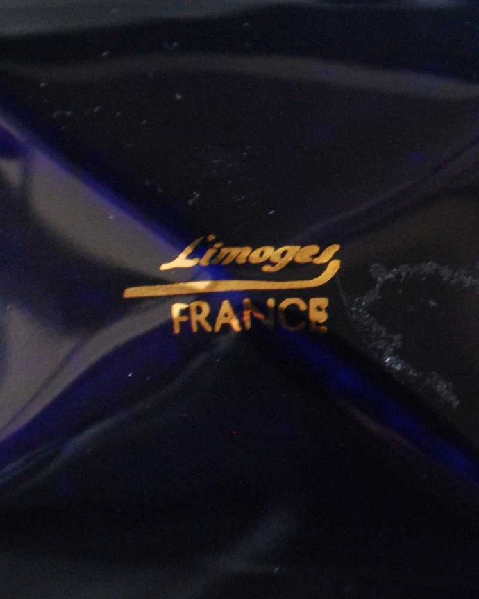 アンティーク 陶磁器の雑貨　アンティーク雑貨　金彩が華やかなフランスで見つけたリモージュのジュエリーケース。裏側には品質の証製造メーカー保証の意味がこもった窯印、ポーセリンマークがあります。(h-833-z)