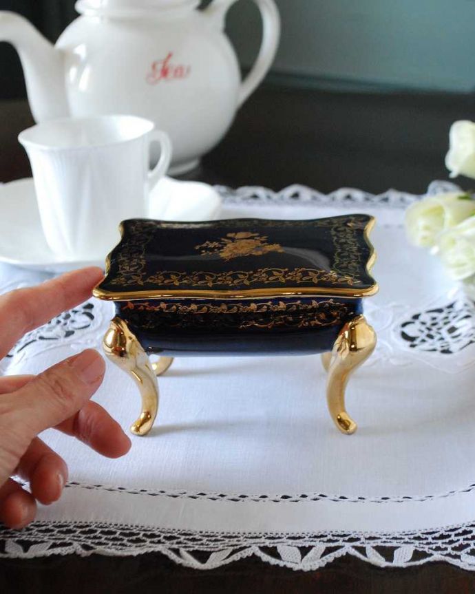アンティーク 陶磁器の雑貨　アンティーク雑貨　金彩が華やかなフランスで見つけたリモージュのジュエリーケース。大きさはコレくらいです何も入れなくても、陶磁器なので中が見えずに絵になるアイテムなんです。(h-833-z)