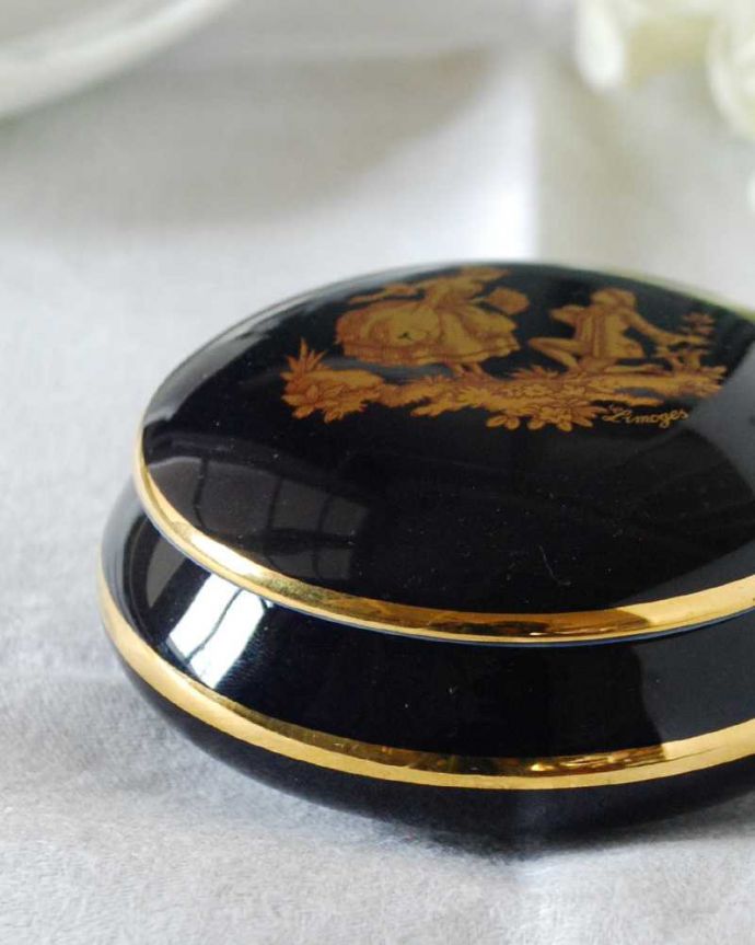 アンティーク 陶磁器の雑貨　アンティーク雑貨　フランスリモージュ（Limoges）美しい濃いブルー×金彩のジュエリーケース。金彩がキラキラ輝くリモージュ驚くほどにキラキラ輝く美しさのリモージュ。(h-836-z)