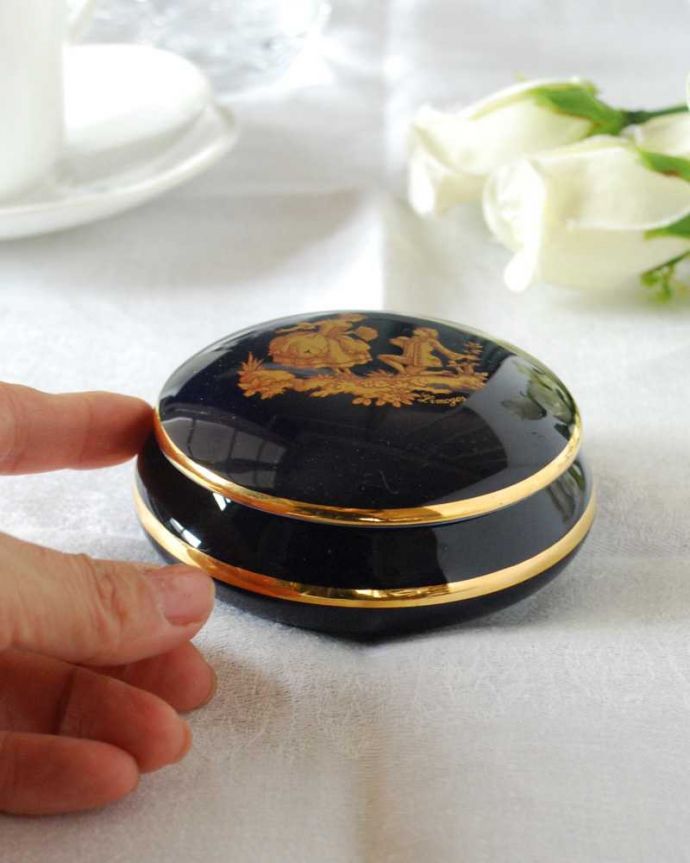 アンティーク 陶磁器の雑貨　アンティーク雑貨　フランスリモージュ（Limoges）美しい濃いブルー×金彩のジュエリーケース。置くだけでも絵になる美しさ何も入れなくても、陶磁器なので中が見えずに絵になるアイテムなんです。(h-836-z)