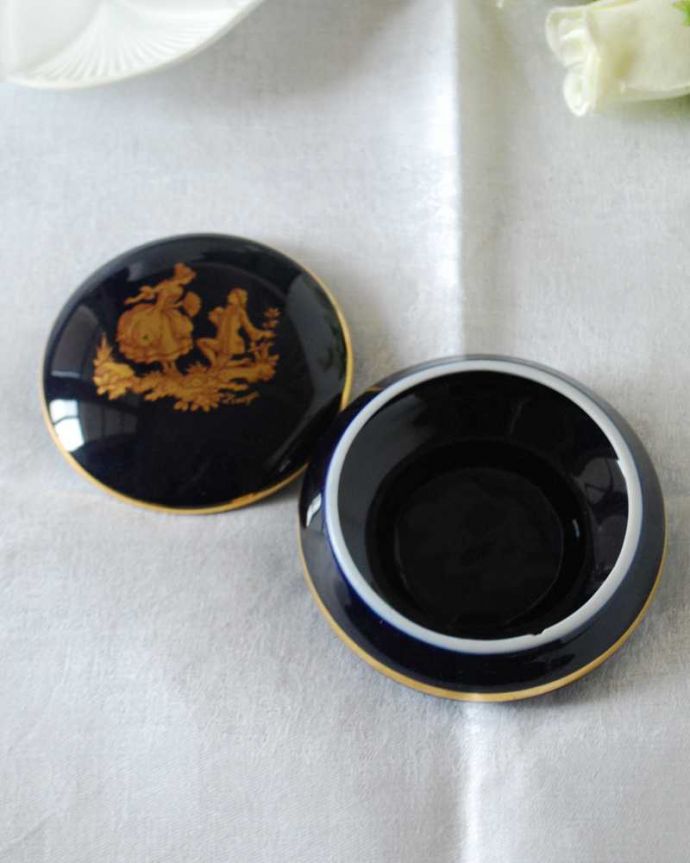 アンティーク 陶磁器の雑貨　アンティーク雑貨　フランスリモージュ（Limoges）美しい濃いブルー×金彩のジュエリーケース。中はこんな感じですアンティークのため、多少の欠け・傷がある場合がありますが、使用上問題はありませんので、ご了承下さい。(h-836-z)