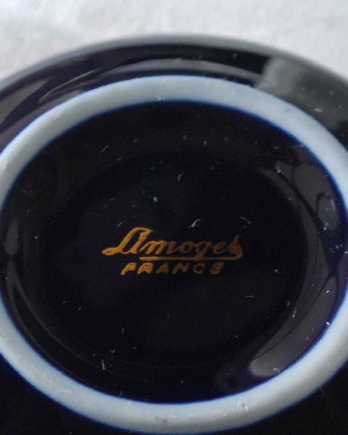 アンティーク 陶磁器の雑貨　アンティーク雑貨　フランスリモージュ（Limoges）美しい濃いブルー×金彩のジュエリーケース。裏側には品質の証製造メーカー保証の意味がこもった窯印、ポーセリンマークがあります。(h-836-z)