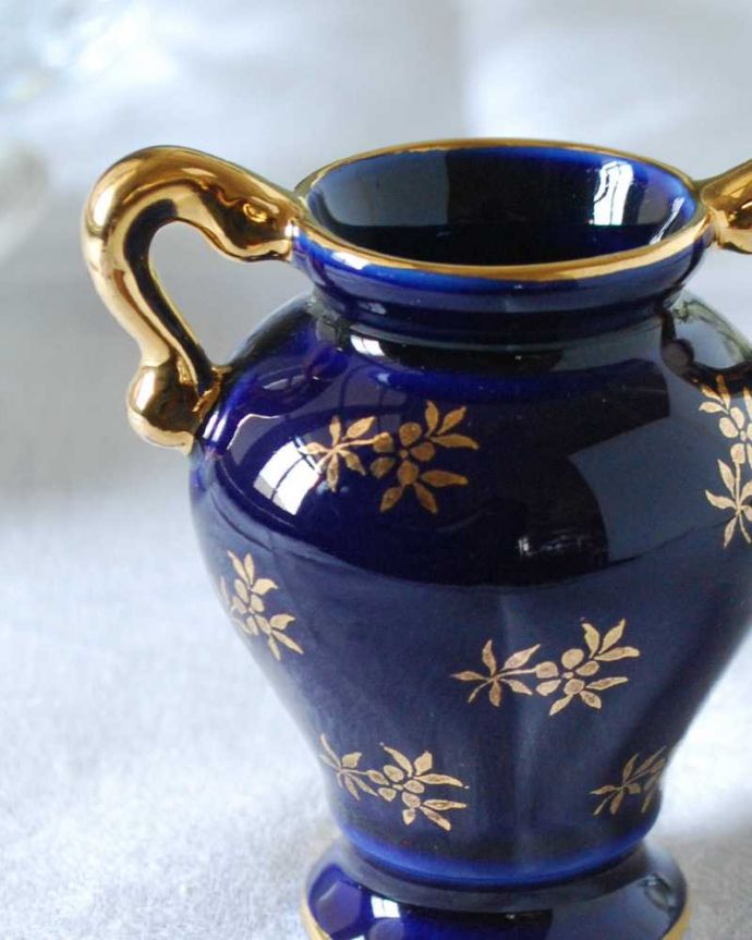 アンティーク 陶磁器の雑貨 アンティーク雑貨 フランスで見つけた小さな花瓶のかたちをしたアンティークオブジェ(一輪挿し)。普段の生活に華を添えてくれるアンティークちょっとお花を飾るだけでなんだか日々の生活がワクワクしてきます。(h-842-z)