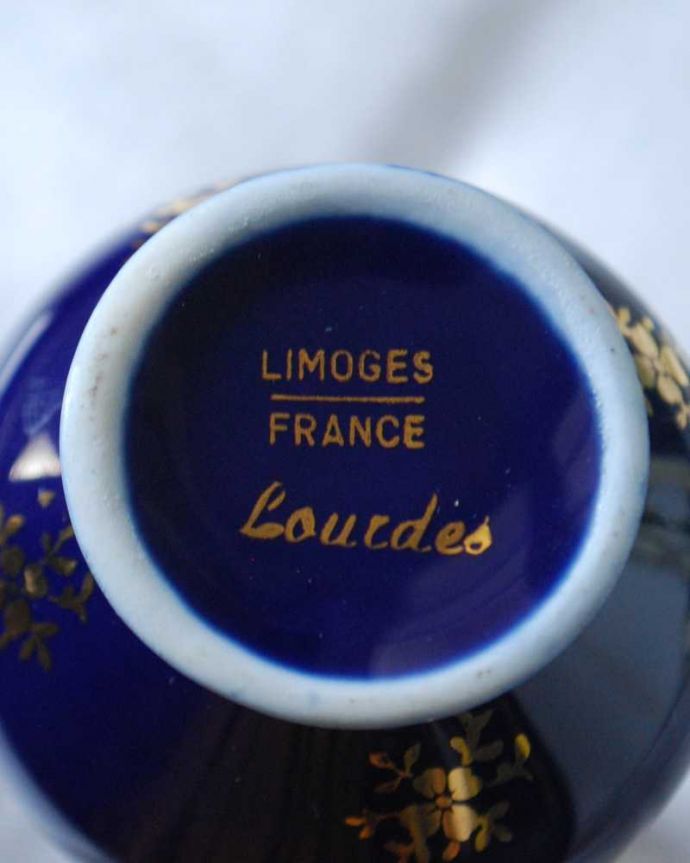 アンティーク 陶磁器の雑貨 アンティーク雑貨 フランスから到着した美しいアンティークフラワーベース(一輪挿し)。裏側にポーセリンマーク製造メーカー保証の意味がこもった窯印、こんなポーセリンマークがあります。(h-843-z)