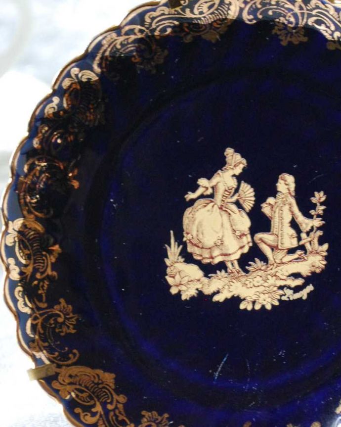 アンティーク 陶磁器の雑貨　アンティーク雑貨　深いブルーに金彩が美しいリモージュの小さなアンティークプレート（スタンド付き）。金彩がキラキラ輝くリモージュ驚くほどにキラキラ輝く美しさのリモージュ。(h-849-z)