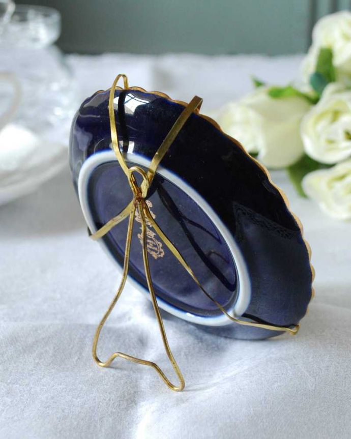 アンティーク 陶磁器の雑貨　アンティーク雑貨　深いブルーに金彩が美しいリモージュの小さなアンティークプレート（スタンド付き）。裏から見るとこんな感じです状態のいいものだけを選んでいますが、アンティークなのでキズや欠けがある場合があります。(h-849-z)