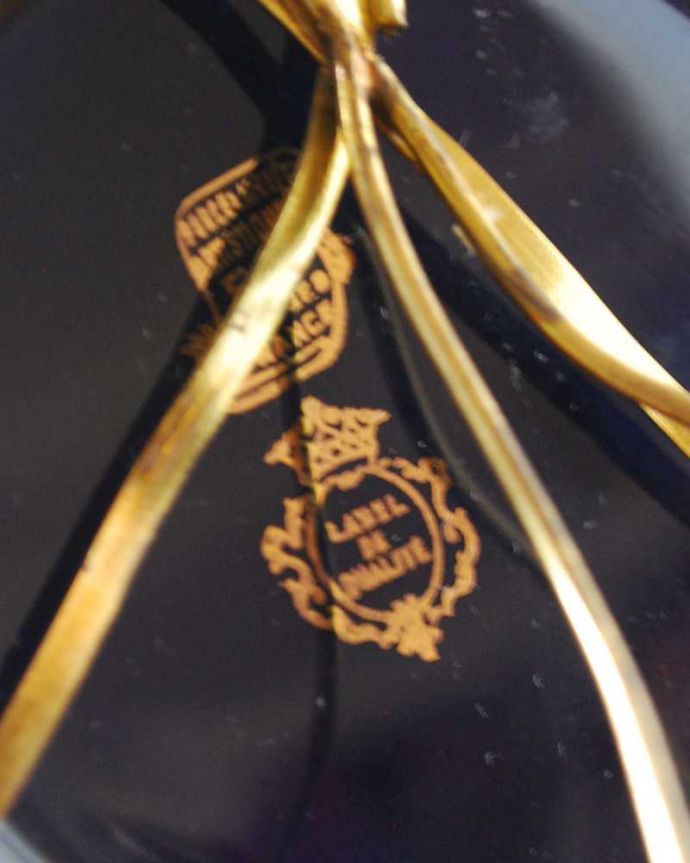 アンティーク 陶磁器の雑貨　アンティーク雑貨　深いブルーに金彩が美しいリモージュの小さなアンティークプレート（スタンド付き）。裏側には品質の証製造メーカー保証の意味がこもった窯印、ポーセリンマークがあります。(h-849-z)