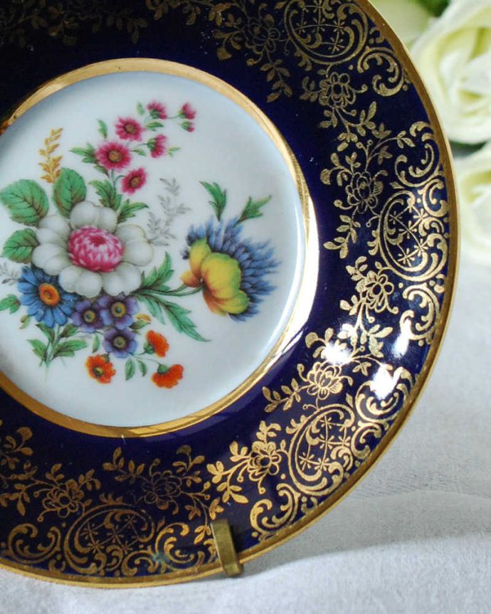 アンティーク 陶磁器の雑貨 アンティーク雑貨 フラワーブーケの小さなアンティークプレート、フランスリモージュ。金彩がキラキラ輝くリモージュ驚くほどにキラキラ輝く美しさのリモージュ。(h-851-z)