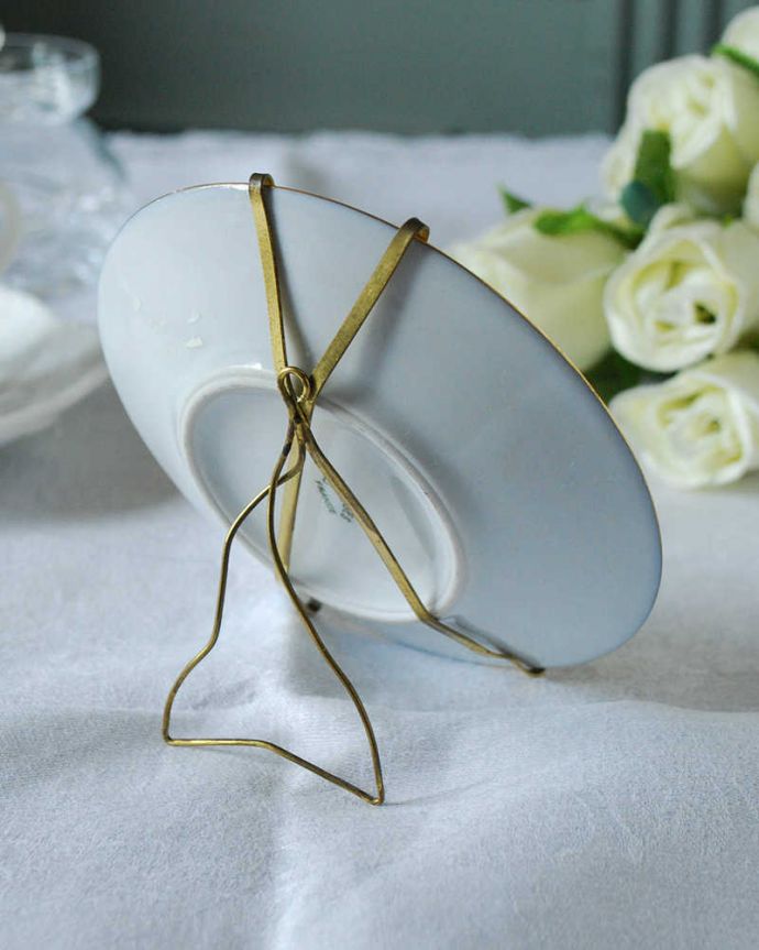 アンティーク 陶磁器の雑貨 アンティーク雑貨 フラワーブーケの小さなアンティークプレート、フランスリモージュ。後ろから見るとこんな感じです状態のいいものだけを選んでいますが、アンティークなのでキズや欠けがある場合があります。(h-851-z)