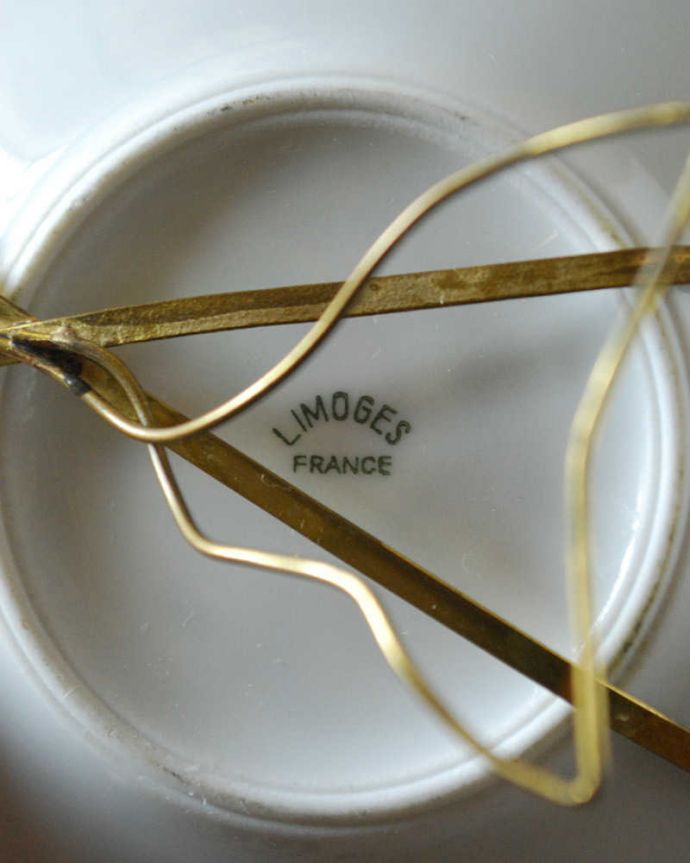 アンティーク 陶磁器の雑貨 アンティーク雑貨 フラワーブーケの小さなアンティークプレート、フランスリモージュ。裏側には品質の証製造メーカー保証の意味がこもった窯印、ポーセリンマークがあります。(h-851-z)