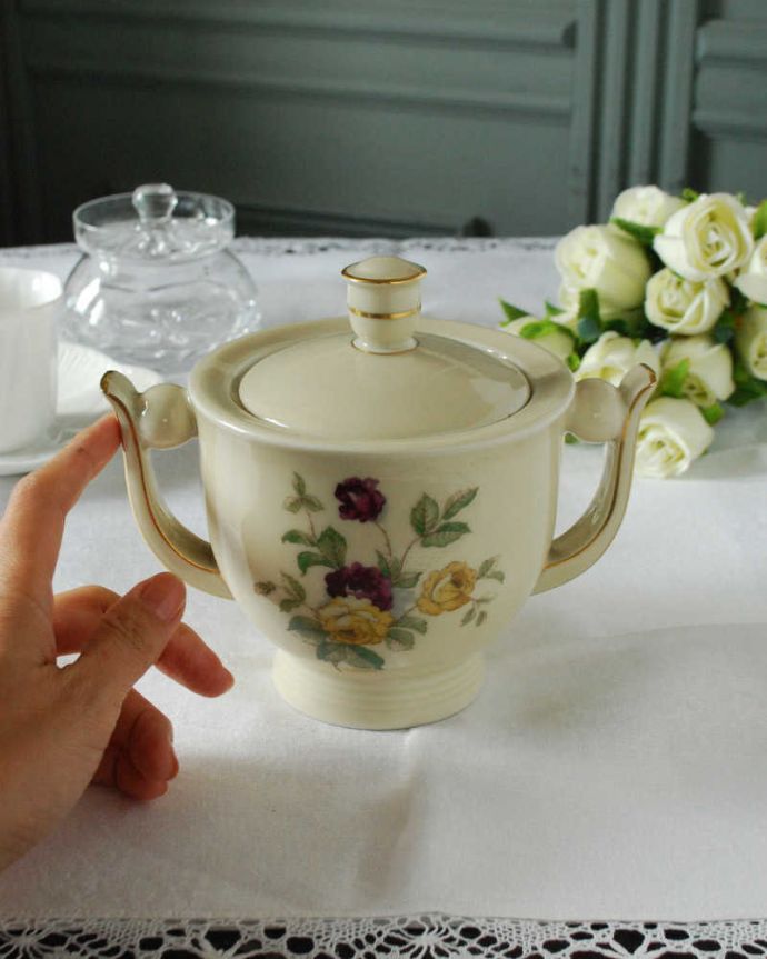 アンティーク 陶磁器の雑貨 アンティーク雑貨 フランスで見つけたお花のシュガーポット(リモージュ)。自分流の使い方で楽しんでくださいアンティークなのでキズや汚れはありますが、使えるものだけを選んできました。(h-856-z)