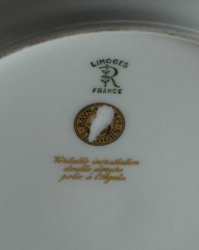 アンティーク 陶磁器の雑貨 アンティーク雑貨 フランスで見つけたゴールドのラインが華やかなアンティークのプレート。裏側には品質の証製造メーカー保証の意味がこもった窯印、ポーセリンマークがあります。(h-861-z)