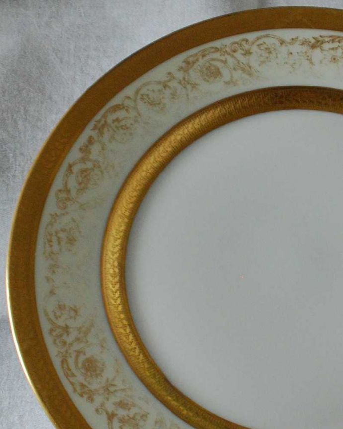 アンティーク 陶磁器の雑貨 アンティーク雑貨 フランスで見つけたキラキラ輝く金彩の気品たっぷりなアンティークプレート。実用的にも飾っても使える華やなアンティークのプレートお料理を盛り付けるためだけのものではなく、お客様をもてなすために観賞用の目的もあったので、アンティークのプレートは、まるで絵画のように美しい模様なんです。(h-871-z)