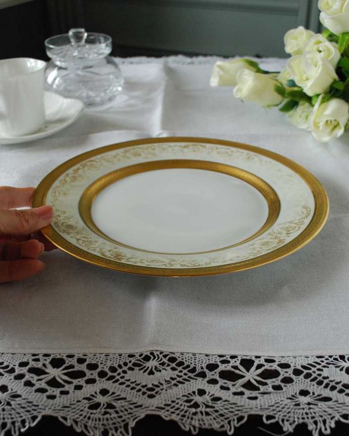 アンティーク 陶磁器の雑貨 アンティーク雑貨 フランスで見つけたキラキラ輝く金彩の気品たっぷりなアンティークプレート。飾って使って楽しむアンティーク美しい柄のプレートは、飾っても使っても楽しめます。(h-871-z)