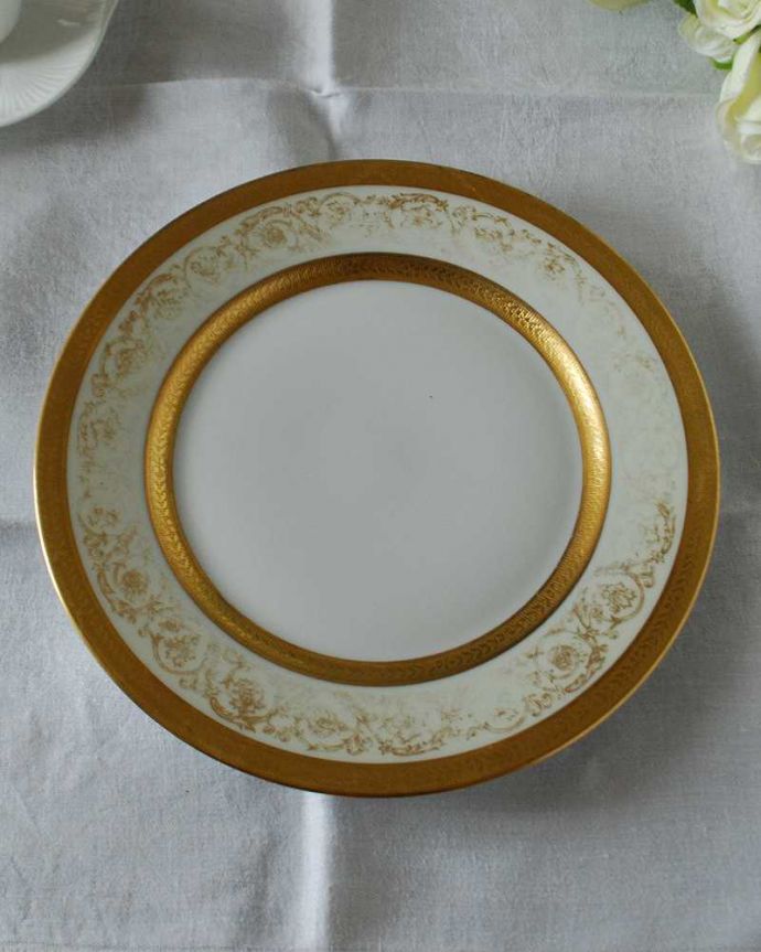 アンティーク 陶磁器の雑貨 アンティーク雑貨 フランスで見つけたキラキラ輝く金彩の気品たっぷりなアンティークプレート。上から見るとこんな感じです状態のいいものだけを選んでいますが、アンティークなのでキズや欠けがある場合があります。(h-871-z)