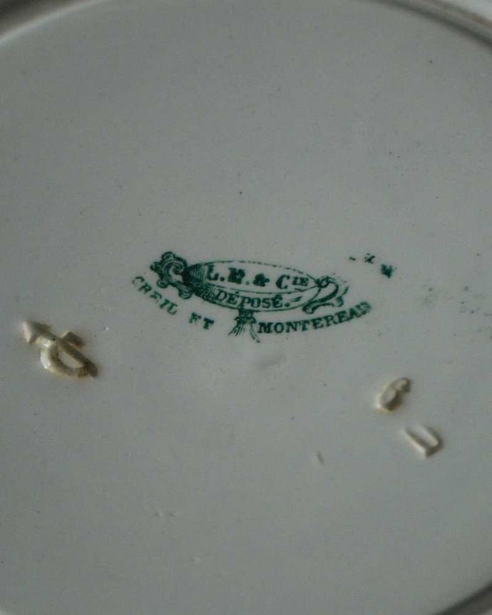 アンティーク 陶磁器の雑貨　アンティーク雑貨　フランスから届いた、繊細に描かれたデザインが美しいアンティークプレート。裏側には品質の証製造メーカー保証の意味がこもった窯印、ポーセリンマークがあります。(h-874-z)
