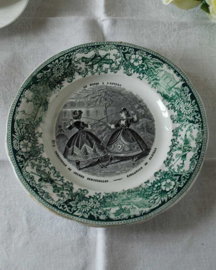 アンティーク 陶磁器の雑貨 アンティーク雑貨 繊細に描かれたデザインが美しい、フランスのアンティークプレート。上から見るとこんな感じです状態のいいものだけを選んでいますが、アンティークなのでキズや欠けがある場合があります。(h-876-z)