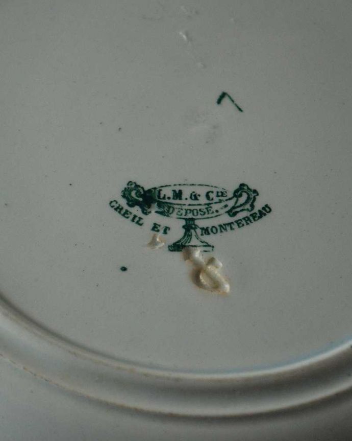 アンティーク 陶磁器の雑貨 アンティーク雑貨 繊細に描かれたデザインが美しい、フランスのアンティークプレート。裏側には品質の証製造メーカー保証の意味がこもった窯印、ポーセリンマークがあります。(h-876-z)