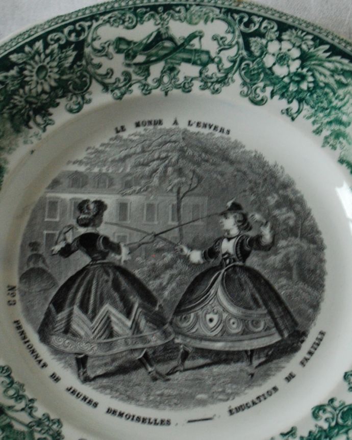 アンティーク 陶磁器の雑貨 アンティーク雑貨 繊細に描かれたデザインが美しい、フランスのアンティークプレート。実用的にも飾っても使える華やなアンティークのプレートお料理を盛り付けるためだけのものではなく、お客様をもてなすために観賞用の目的もあったので、アンティークのプレートは、まるで絵画のように美しい模様なんです。(h-876-z)