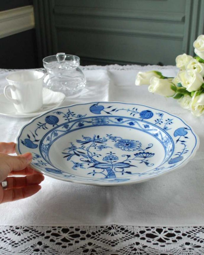 アンティーク 陶磁器の雑貨　アンティーク雑貨　ブルーのお花模様がステキなフランスで見つけたアンティークプレート。飾って使って楽しむアンティーク美しい柄のプレートは、飾っても使っても楽しめます。(h-877-z)