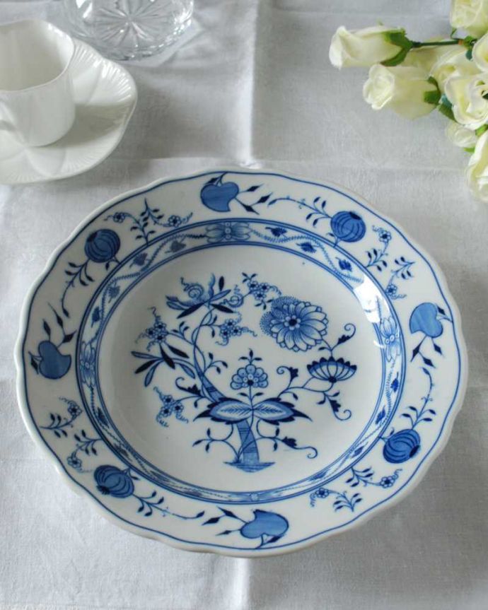 アンティーク 陶磁器の雑貨　アンティーク雑貨　ブルーのお花模様がステキなフランスで見つけたアンティークプレート。上から見るとこんな感じです状態のいいものだけを選んでいますが、アンティークなのでキズや欠けがある場合があります。(h-877-z)