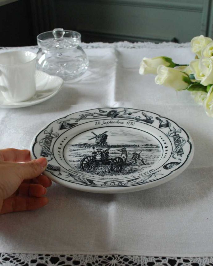 アンティーク 陶磁器の雑貨　アンティーク雑貨　フランスで買い付けてきたヴァルミーの戦いが描かれたアンティークプレート（20 septembre 1792）。飾って使って楽しむアンティーク食卓で使うのはもちろん、作品として飾っておくコレクターも多いアンティークのプレートです。(h-885-z)