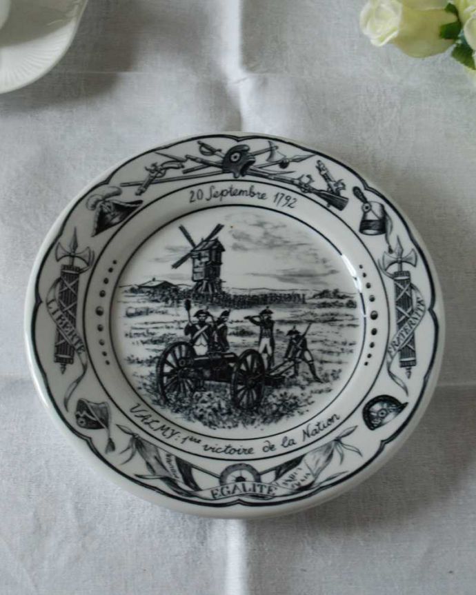 アンティーク 陶磁器の雑貨　アンティーク雑貨　フランスで買い付けてきたヴァルミーの戦いが描かれたアンティークプレート（20 septembre 1792）。上から見るとこんな感じです状態のいいものだけを選んでいますが、アンティークなのでキズや欠けがある場合があります。(h-885-z)
