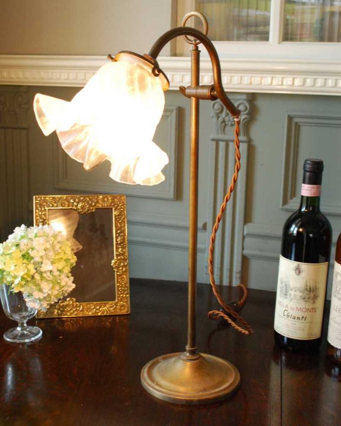 スタンドライト　照明・ライティング　お花のかたちをしたガラスシェード付き、アンティークテーブルランプ（スタンドライト）(E17シャンデリア球付き)。。(h-886-z)