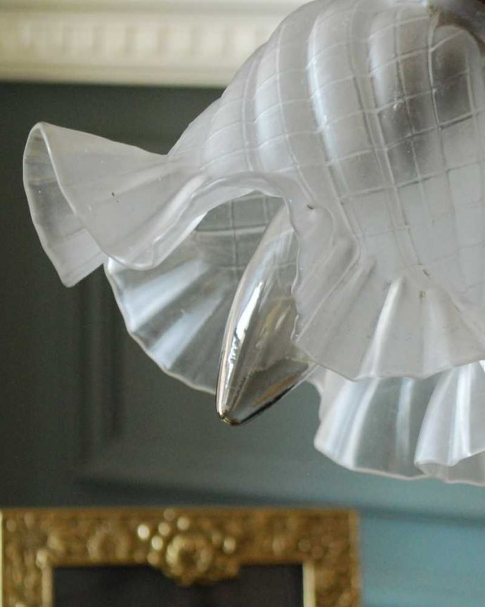 スタンドライト　照明・ライティング　お花のかたちをしたガラスシェード付き、アンティークテーブルランプ（スタンドライト）(E17シャンデリア球付き)。。(h-886-z)