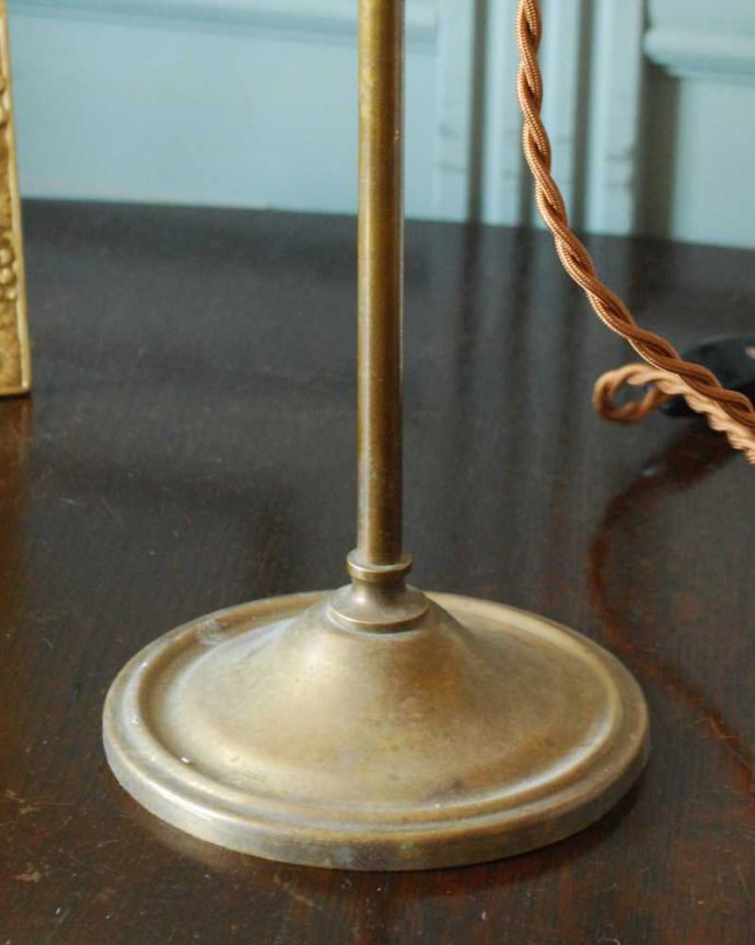 スタンドライト　照明・ライティング　お花のかたちをしたガラスシェード付き、アンティークテーブルランプ（スタンドライト）(E17シャンデリア球付き)。。(h-886-z)