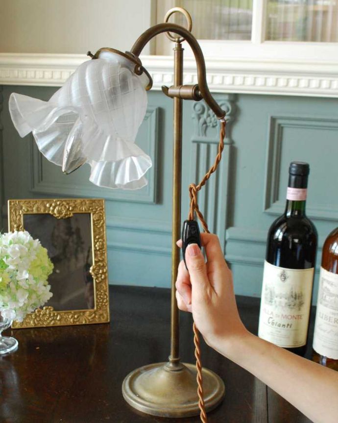 スタンドライト　照明・ライティング　お花のかたちをしたガラスシェード付き、アンティークテーブルランプ（スタンドライト）(E17シャンデリア球付き)。。(h-886-z)