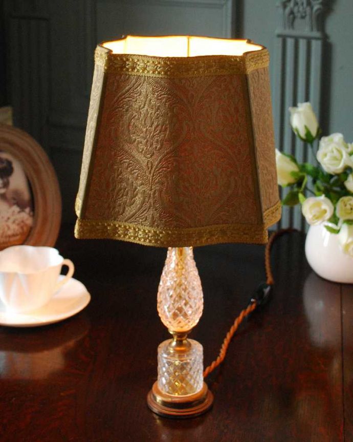 スタンドライト　照明・ライティング　ガラスの土台がキラキラ輝く豪華なアンティークテーブルランプ （Ｅ17シャンデリア球付）。。(h-892-z)