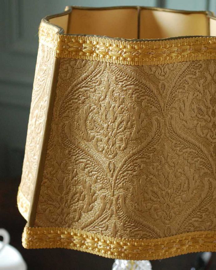 スタンドライト　照明・ライティング　ガラスの土台がキラキラ輝く豪華なアンティークテーブルランプ （Ｅ17シャンデリア球付）。。(h-892-z)