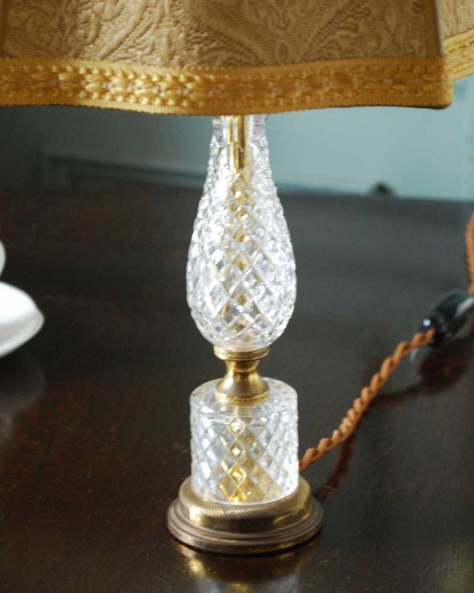 スタンドライト　照明・ライティング　ガラスの土台がキラキラ輝く豪華なアンティークテーブルランプ （Ｅ17シャンデリア球付）。。(h-892-z)