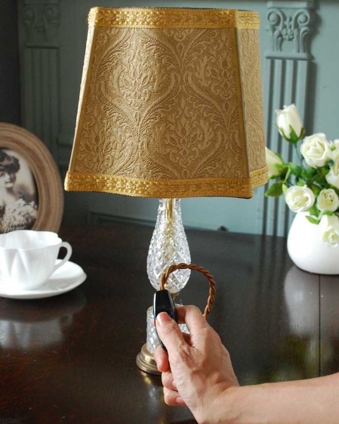 スタンドライト　照明・ライティング　ガラスの土台がキラキラ輝く豪華なアンティークテーブルランプ （Ｅ17シャンデリア球付）。。(h-892-z)