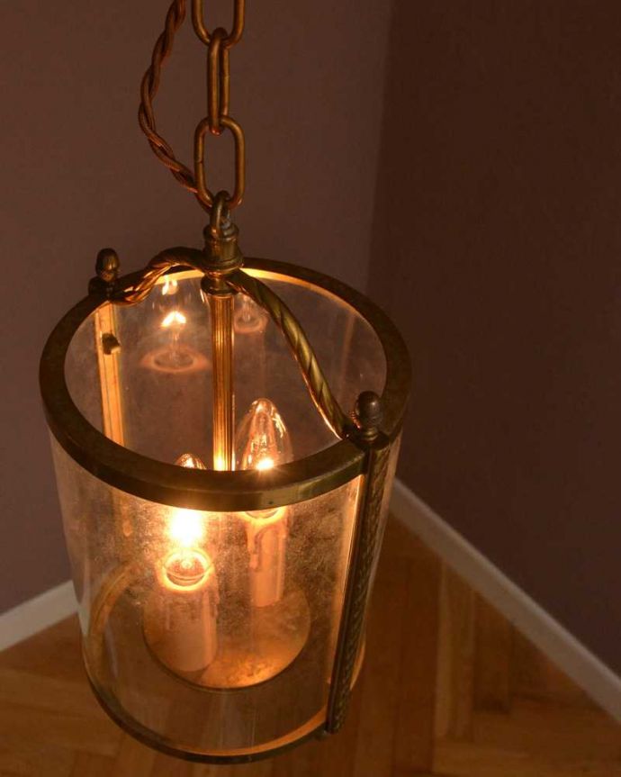 シャンデリア　照明・ライティング　ゴールド色の真鍮がキラっと輝くアンティークのランタンシャンデリア（2灯）（Ｅ17シャンデリア球付） 。。(h-896-z)