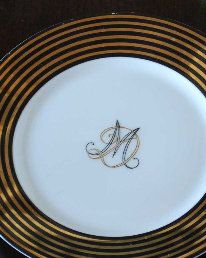 アンティーク 陶磁器の雑貨 アンティーク雑貨 フランスで見つけたゴールドのラインが華やかなアンティークのプレート。高貴な美しさのアンティークプレートシンプルなデザインの中に高貴な雰囲気が漂うフランスらしいプレート。(h-898-z)