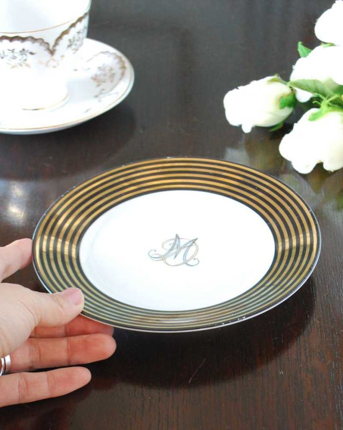 アンティーク 陶磁器の雑貨 アンティーク雑貨 フランスで見つけたゴールドのラインが華やかなアンティークのプレート。飾って使って楽しむアンティーク食卓で使うのはもちろん、作品として飾っておくコレクターも多いアンティークのディナープレートです。(h-898-z)