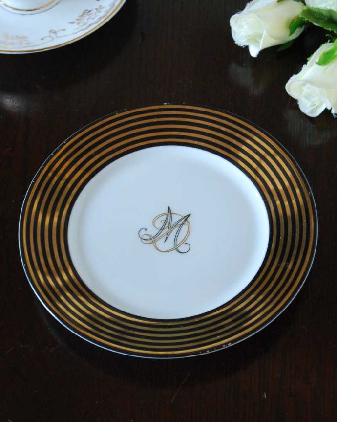 アンティーク 陶磁器の雑貨 アンティーク雑貨 フランスで見つけたゴールドのラインが華やかなアンティークのプレート。上から見るとこんな感じです状態のいいものだけを選んでいますが、アンティークなのでキズや欠けがある場合があります。(h-898-z)