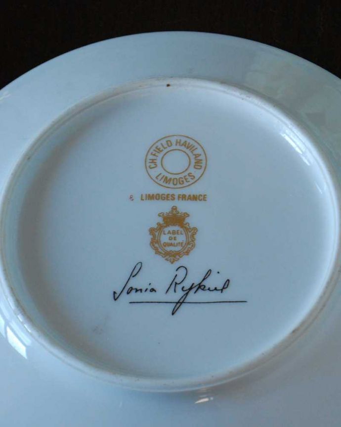 アンティーク 陶磁器の雑貨 アンティーク雑貨 フランスで見つけたゴールドのラインが華やかなアンティークのプレート。裏側には品質の証製造メーカー保証の意味がこもった窯印、ポーセリンマークがあります。(h-898-z)